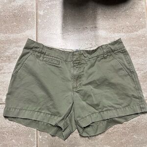 💚💚EUC-ARMY GREEN SHORTS SZ 6💚💚